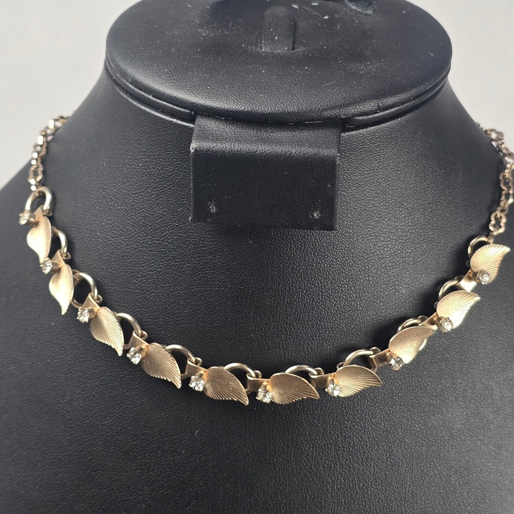 Vintage Gold Tone Leaf Link Rhinestone Infinity 8 Shaped Chain Choker Necklace